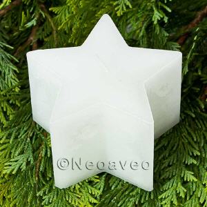 Trend-Sternkerze Wei� mit einem Durchmesser von 7cm. Schlichte Farbe f�r viele Ideen zur Gestaltung von Gestecken f�r jeden Anlass. In der Vorweihnachtszeit besonders f�r Adventskr�nze und Tannengestecke.