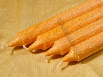 Orange Stabkerze, Packung mit 4 St�ck, zur Tischdekoratiion. H�he: ca. 24,5 cm, �: ca. 2 cm
