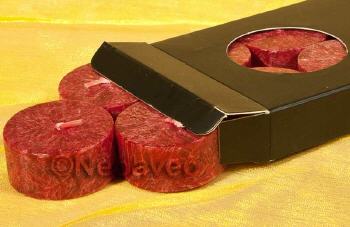 Stearin-Teelicht in Dunkelrot von Kerzenfarm Hahn, ohne H�lle f�r Glaseins�tze geeignet. Brenndauer bis zu 4 Stunden.