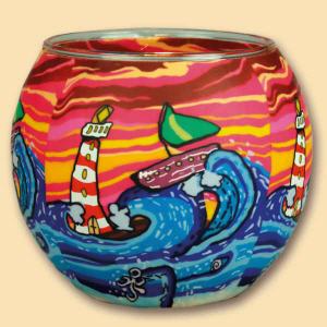 Wellen 11cm Leuchtglas, maritimes Motiv, Leuchtturm, bunter Himmel, Segelboot, Kerzenfarm Hahn