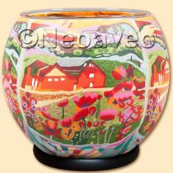 Haus zum Träumen, 30cm XXL Leuchtglas-Lampe Gigant Tischleuchte mir sehr schöner Sommer-Landschaft und rotem Traumhaus von Kerzenfarm Hahn. Diese Dreamhouse ist umgeben von rot blühendem Klatschmohn, einer Alle mit Bäumen im Hintergrund.