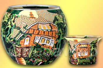Leuchtglas Bauernhaus und Teelichtglas, idyllisches Landmotiv und Fachwerkhaus, von B�umen umgeben, vonhergestellt von Kerzenfarm Hahn.