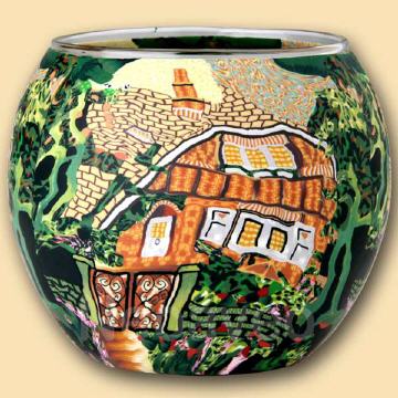 BauernhausLeuchtglas  11cm von Kerzenfarm Hahn mit idyllischem Landmotiv und Fachwerkhaus, von Bäumen umgeben.