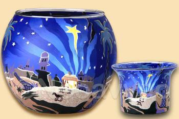 Bethlehem ist nach �berlieferter Geschichte der Geburtsort von Jesus Christus. N�chtliche Darstellung mit gro�em, leuchtendem Stern von Bethlehem am Himmel. Leuchtglas 11cm und Teelichtglas und Votivglas von Kerzenfarm Hahn.