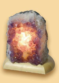 Amethyst Tischleuchte auf Walnusssockel, Teilst�ck aus einer Druse.