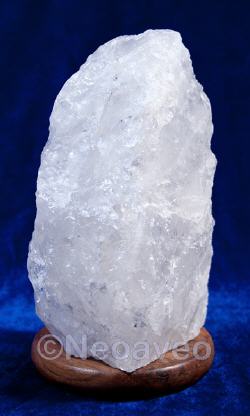 Tischleuchte Bergkristall auf Holzsockel, mit Anschlussschnur und Leuchtmittel. Am Abend in dezentem Weiss leuchtend.
