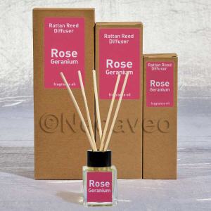 Natur Raumbedufter mit Rattanst�bchen. Duft Rose und Geranium. Unaufdringlich, dezent. Angenhem im Duftprofil.