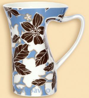Porzellanbecher mit Clematisbl�ten als Motiv auf blauem Untergrund. F�r Herzensangelegenheiten gibt es den passenden Herzhenkel dazu.