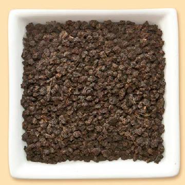 Assam CTC - Schwarzer Tee von guter Qualität, hellbrauner Tasse. Assam CTC stammt aus der Teeplantage Rungagora und ist einer der meistgetrunkenen Tees in Indien, sagen die Inder selbst.
