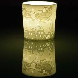 Bescherung Votivbecher aus Porzellan, Lithophanie Windlicht, weihnachtliches Motiv mit Rentieren und Weihnachtsmann auf dem Schlitten am Nachthimmel. Starlights Windlichter, von Kerzenfarm Hahn