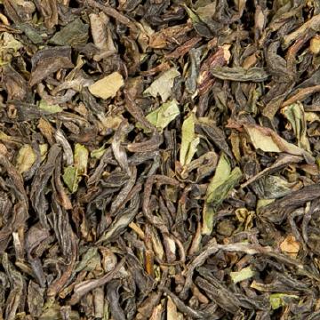 Darjeeling Tee first flush. Am Ende der Monsunzeit im Februar beginnt je nach Witterung die Ernte der ersten zarten Teetriebe. Die Tasse ist hell bis honigfarben. Flugtee ist ab ca. Mai in unseren Teegeschäften zu haben.