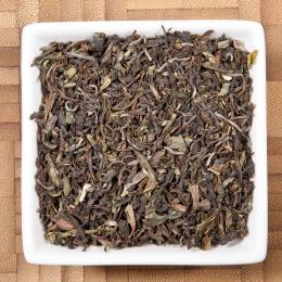 Ein first flush aus der Frühjahrspflückung in Darjeeling aus dem Teegarten Teesta Valley. in der Höhenlage von 1700m-2300m entstehen Qualitäten überdurschnitttliche Qualitäten. Diese Tees sind bekannt für ein blumiges, nussiges Aroma.