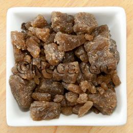 Jackfruit Palmenkandis mit leicht fruchtiger Note aus dem Gangesdelta. Ein Stück Palmenkandis in den Mund nehmen und den Tee dazu trinken.