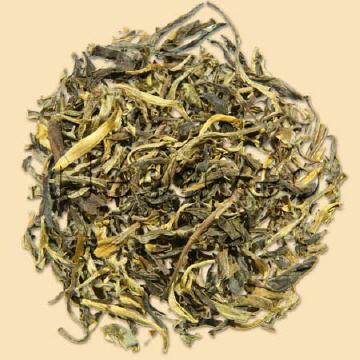 Kekecha Gelber Tee, frisch, leicht nussig und vollmundig. Diese Tee-Spezialität zeichnet sich durch einen extrem niedrigen Teeingehalt (Koffein des Tee) von ca. 1% aus.