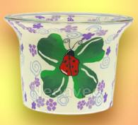 Leucht-Teelichglas Marienk&auml;fer- Happy Beetle- Schlichtes Motiv f&uuml;r die warme Jahreszeit mit Kleeblatt, sitzendem Marienk&auml;fer und violetten Bl&uuml;ten.
