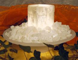 Selenit Zimmer- Brunnen, Tischbrunnen mit Beleuchtung und weissen Selenitchips und Alabaster-Brunnenschale in weiss.