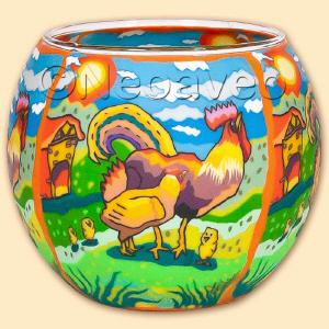 Stolzer Hahn mit Henne 11 cm Leuchtglas, Hahn und Hennemit K�ken auf der Wiese. Motiv aus der Leuchtglasserie von Kerzenfarm Hahn