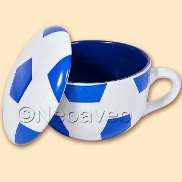 Blau-weiße Halbzeittasse aus Keramik mit passendem Deckel für Fussballfans zum Genuss von Tee oder Kaffee.
