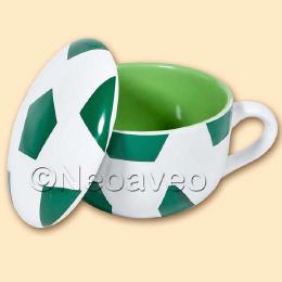 Gr&uuml;n-wei&szlig;e Halbzeittasse mit passendem Deckel aus Keramik f&uuml;r Fussballfans zum Genuss von Tee oder Kaffee in der Halbzeit.
