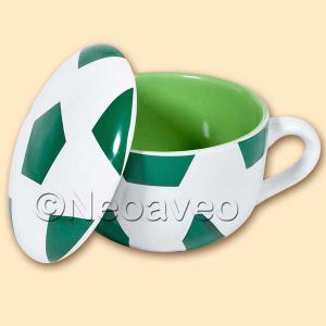 Gr�n-wei�e Halbzeittasse mit passendem Deckel aus Keramik f�r Fussballfans zum Genuss von Tee oder Kaffee in der Halbzeit.