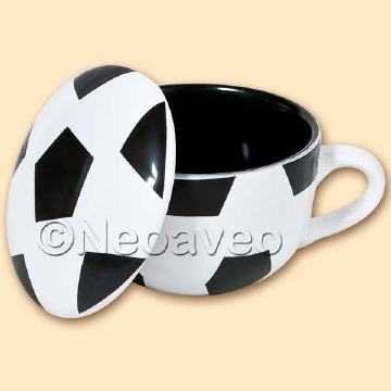 Schwarz-weiße Halbzeittasse mit passendem  Deckel aus Keramik für Fussballfans. Perfekter zum Genuss von Tee oder Kaffee in der Halbzeit.