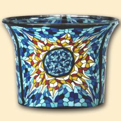 Tiffany Stern - strahlender Stern und blauer Stern in der Mitte auf blauem Hintergrund. Von Kerzenfarm Hah in Handarbeit hergestelltes Motiv.