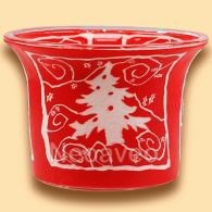Leucht-Teelichtglas Weihnachtsbaum im Schnee mit wei&szlig;em Tannenbaum, Ligusterbl&auml;ttern auf rotem Untergrund als Wintermotiv. Feingearbeitetes M&oacute;tiv.