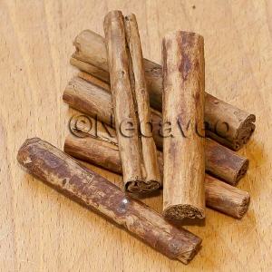 Zimtstangen, Ceylon, ganz. Eine der bekanntestesten Verwendungen von ganzen Zimtstangen ist die Beigabe an winterlichen Getr�nken wie Punsch und Gl�hweinzubreitung. Auch  asl Gew�rz f�r die Zubereitung von Desserts, werden sie gern verwendet.